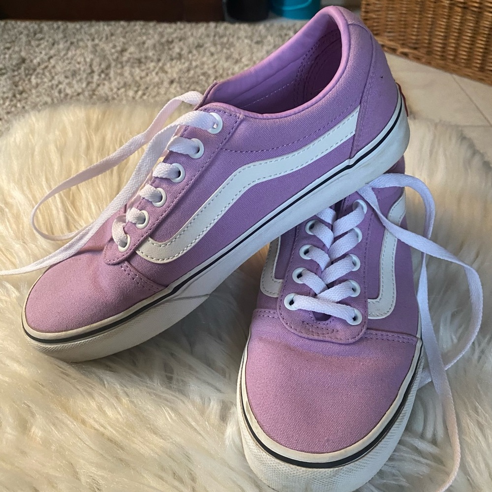 Vans Women's Ward Low Top Sneaker